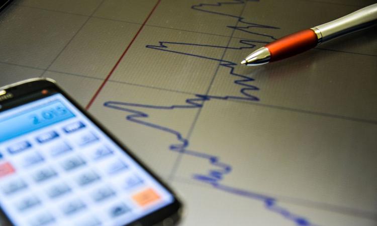 Calculadora, uma caneta e um grfico
