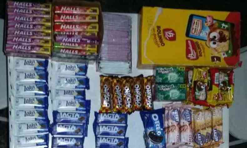 Balas, biscoitos e outros alimentos furtados da lanchonete de colgio foram recuperados pela PM(foto: Polcia Militar/Divulgao)