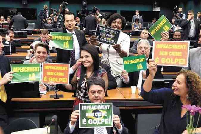 Deputados da oposio comemoram o resultado, enquanto governistas apostam que os adversrios no conseguiro os votos necessrios em plenrio para avanar o processo contra Dilma (foto: Ed Alves/CB/D.A Press)