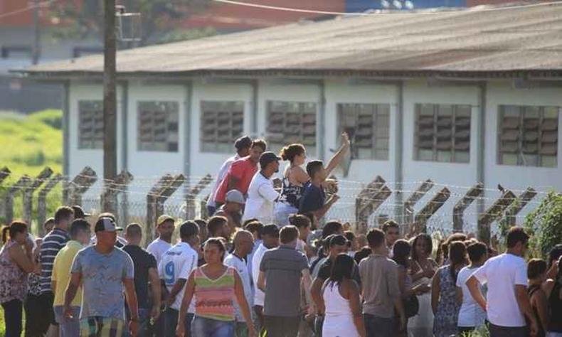 No Complexo Prisional de Aparecida de Goi�nia, uma briga de fac��es deixou saldo de nove assassinatos de forma cruel(foto: Cl�udio Reis/O Popular)