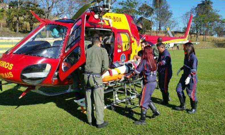 Motorista do gol foi socorrido no helicptero do Corpo de Bombeiros(foto: Divulgao/Corpo de Bombeiros )