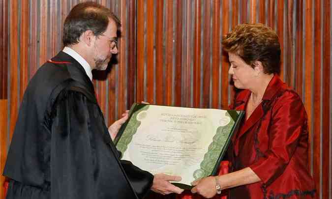 Presidente Dilma Rousseff recebendo o diploma do presidente do Tribunal Superior Eleitoral (TSE), Dias Toffoli (foto: Presidncia)