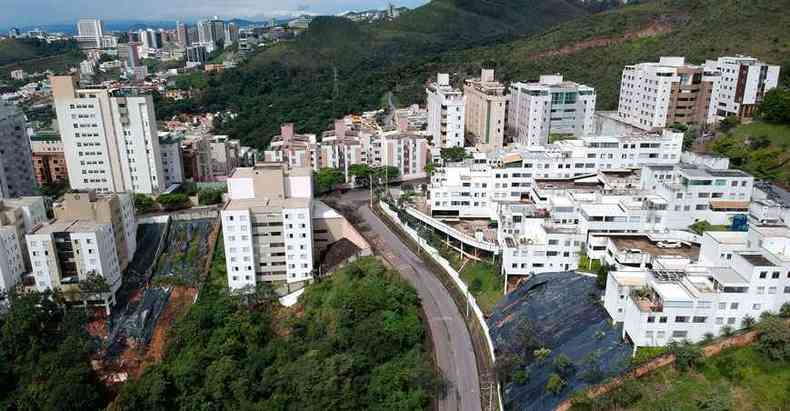 Lonas enormes cobrem encostas de bairro da Regio Oeste de Belo Horizonte que ficou marcado pelo desmoronamento de edifcio em 2012(foto: Mateus Parreiras/EM/DA Press)