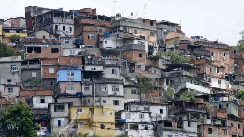 Mais de 40% das crianas brasileiras de zero a seis anos habitavam em 2017 casas com ao menos uma inadequao de saneamento, seja ausncia de esgoto, abastecimento de gua ou coleta de lixo(foto: BBC)