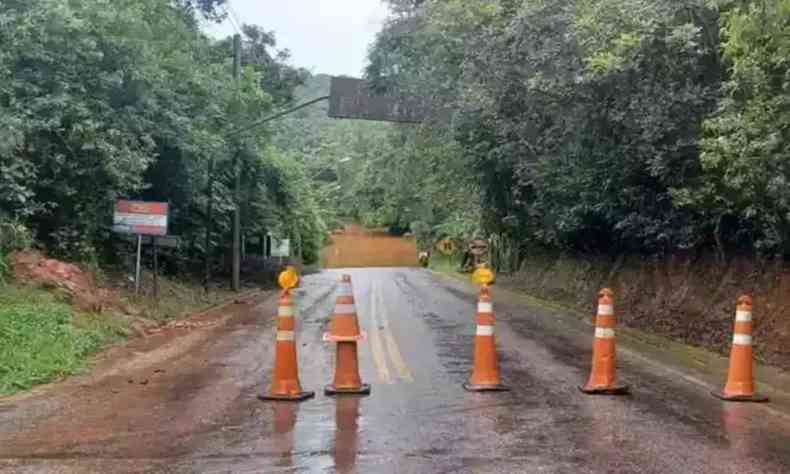 Interdies parciais foram provocadas por queda de barreiras e afundamento de pista