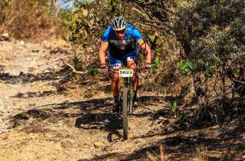 O representante comercial Srgio Gomes Filho tinha sobrepeso e hoje os passeios de bicicleta na Serra da Canastra fizeram com que ele voltasse ao seu peso normal(foto: Acervo/Srgio Gomes Filho)