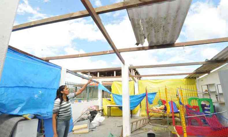 Escola municipal no Bairro Santa Martinha foi destelhada(foto: Jair Amaral/EM/DA Press)