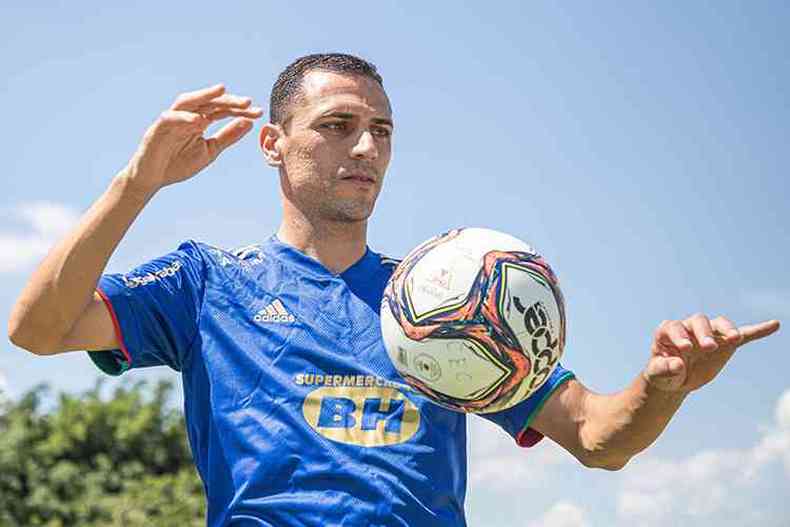 Rmulo assinou contrato com o Cruzeiro por trs temporadas(foto: Igor Sales/Cruzeiro)