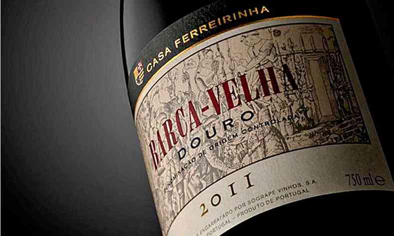 Detalhe da garrafa do vinho portugus Barca-Velha