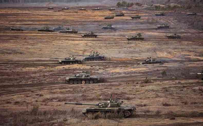 Tanques da Rssia e Bielorrssia em exerccios militares