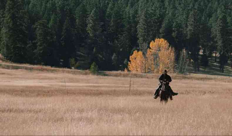 Homem est montado no cavalo no meio de extensa rea, em cena da srie Yellowstone