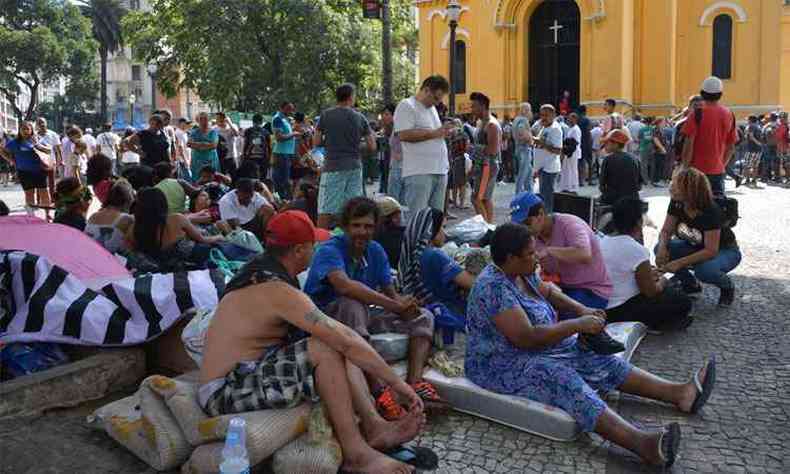 Desabrigados dormiram no Largo do Paiandu, em frente  Igreja Nossa Senhora do Rosrio dos Homens Livres, no centro da cidade de So Paulo(foto: Rovena Rosa/Agncia Brasil)