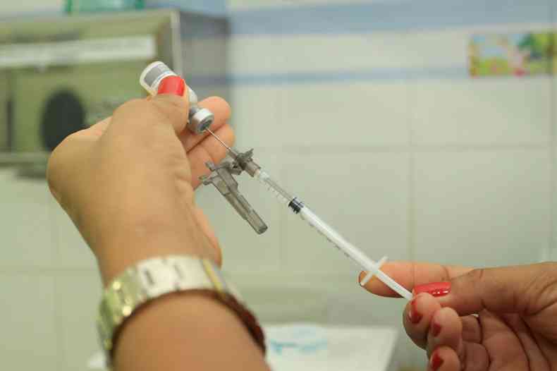 Além de imunizar contra os vírus influenza, a vacina é importante para evitar que mais pessoas sobrecarreguem a rede de saúde em tempos de pandemia(foto: Divulgação)