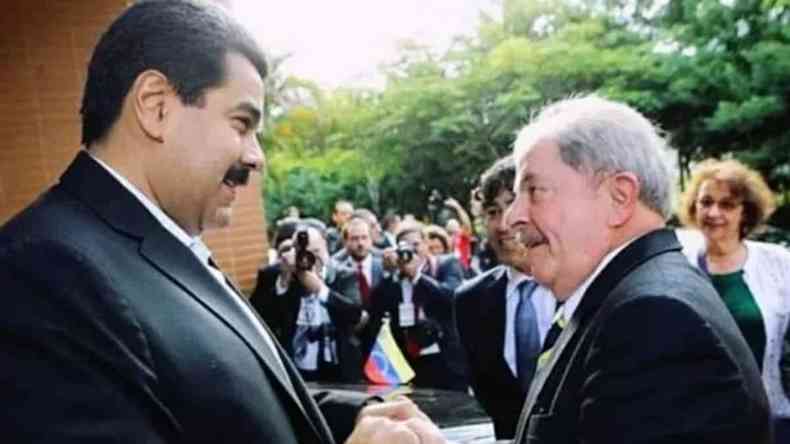 Maduro e Lula um de frente para o outro em postura amistosa