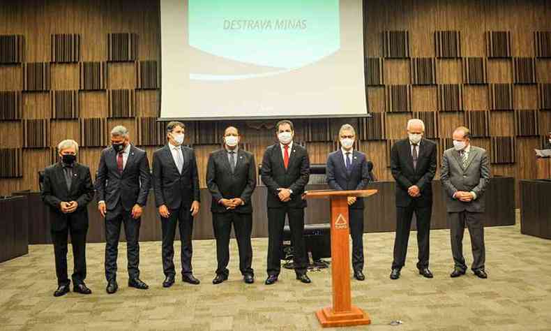 Governador Romeu Zema e outras autoridades na cerimnia de assinatura nesta segunda(foto: Leandro Couri/EM/D. A. Press)