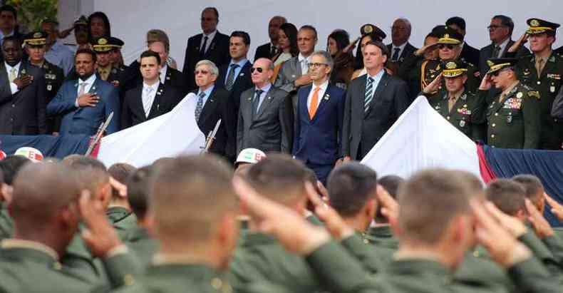 Ao lado do governador Romeu Zema, presidente diplomou formando da Escola de Sargento das Armas, em Trs Coraes (foto: Pakito Varginha/Futura Press/Estado Contedo)