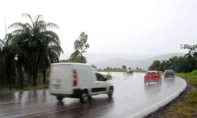 Trechos sinuosos, como os que se multiplicam na Serra de Itabirito, que leva a Ouro Preto, exigem prudncia e percia de motoristas, especialmente debaixo de chuva(foto: Tlio Santos/EM/D.A Press)