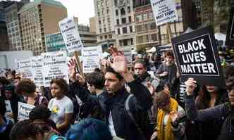 No ltimo ms, manifestaes se espalharam pelo pas depois de casos semelhantes em Ferguson e Nova York(foto: Andrew Burton / GETTY IMAGES NORTH AMERICA / AFP )