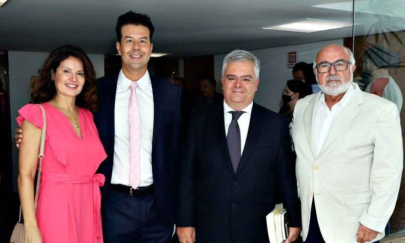 Luciana e o ex-presidente do Tribunal de Justiça Militar Fernando Armando Ribeiro, o presidente da Academia Mineira de Letras, Rogério Faria Tavares, e o vice-presidente da AML, Caio Boschi(foto: Arnaldo Athayde e Júlio César Alves da Silva/Divulgação) Luciana e Fernando Armando Ribeiro, Rogério Faria Tavares e Caio Boschi sorriem e olham para a câmera
