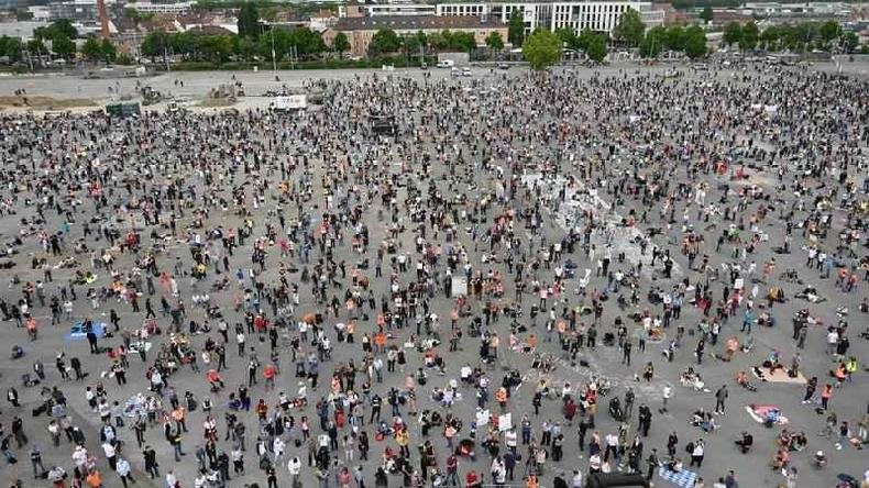 Milhares protestaram na Alemanha a favor da flexibilização das medidas de isolamento social(foto: Getty Images) Milhares protestaram na Alemanha a favor da flexibilização das medidas de isolamento social(foto: Getty Images)