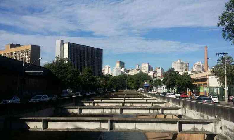 Avenida dos Andradas, no Centro de BH, tem manh de sol entre nuvens (foto: Edsio Ferreira/ EM/ D.A Press)