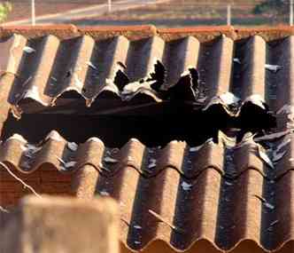 Parte do telhado da casa foi destrudo pelas chamas(foto: Hamilton Amorim/PO Notcias)