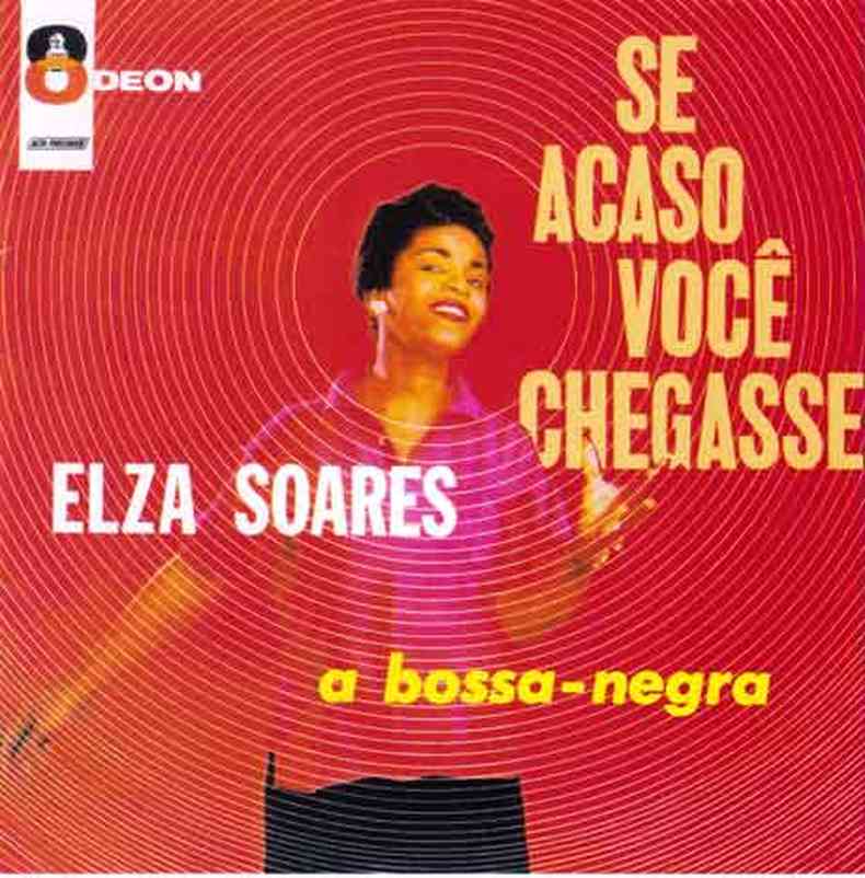 Sob fundo vermelho, Elza Soares surge de cabelos curtos, camisa e jeans na capa do disco 'Se acaso você chegasse' (1960)