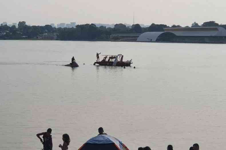 Corpo de Bombeiros alerta para riscos e lembra medidas de segurana para evitar acidentes no Lago Parano(foto: CBMDF/Divulgao)