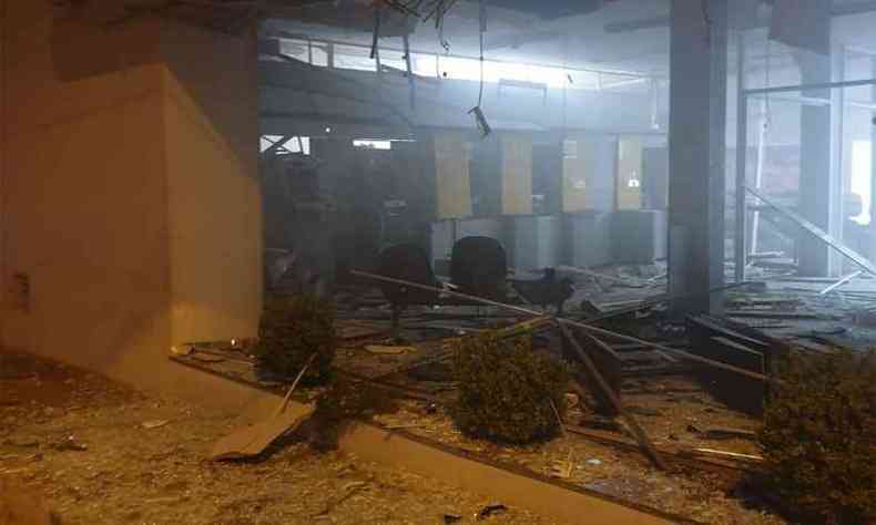 Vidros da agncia do Banco do Brasil foram completamente destrudos(foto: Rede Alerta)