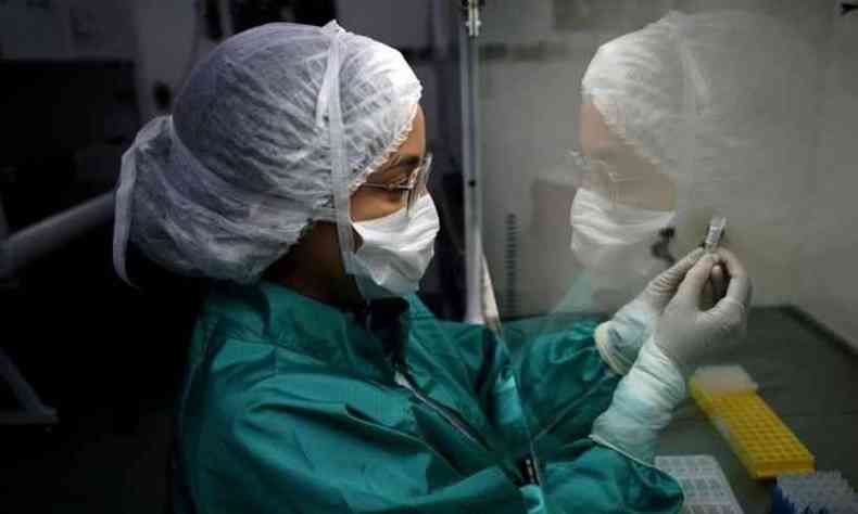 MEC autoriza universitrios fazerem estgios em hospitais durante a pandemia do coronavrus(foto: CARL DE SOUZA / AFP)
