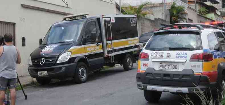 Movimentao da polcia na casa onde ocorreram os crimes atraiu a ateno dos vizinhos (foto: Beto Novaes/EM/D.A Press)