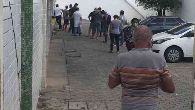 Cerca de 20 pessoas se enfileiraram no Posto do Bairro goiânia, perto das saídas rodoviárias de BH