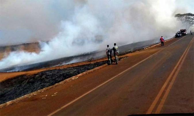 Para combater o incêndio de grandes proporções, os bombeiros utilizaram dez caminhões(foto: Arquivo Pessoal/Ita Evangelista) Para combater o incêndio de grandes proporções, os bombeiros utilizaram dez caminhões(foto: Arquivo Pessoal/Ita Evangelista)