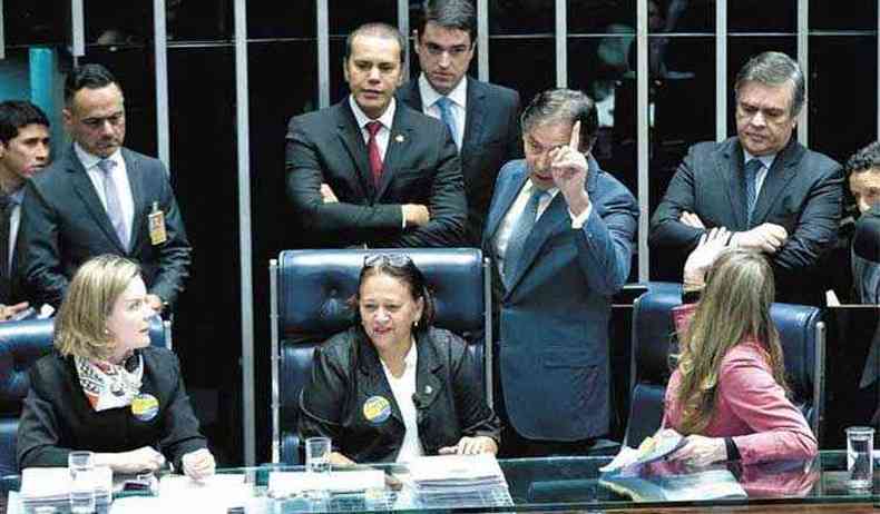 Presidente da Casa, Euncio Oliveira tenta convencer as senadoras Gleisi Hoffman, Ftima Bezerra e Vanessa Grazziotin a liberar a Mesa (foto: Lula Marques/Agncia PT)