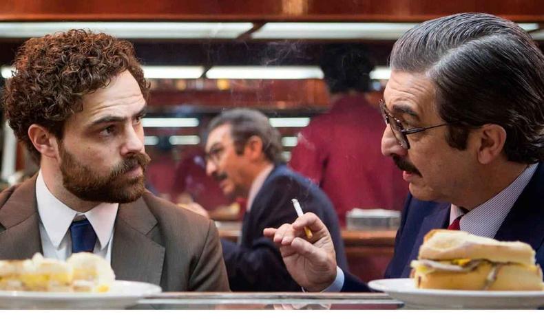 Peter Lanzani e Ricardo Darín em 'Argentina, 1985', já premiado no Festival de Veneza(foto: Prime Video/reprodução) Atores Peter Lanzani e Ricardo Darín conversam no balcão de bar em cena do filme Argentina, 1985