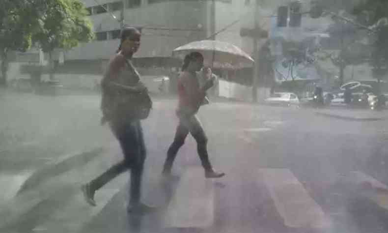 Mulheres na rua em meio a tempestade em BH 