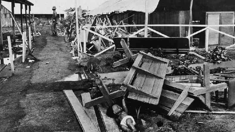 Destroos de pavilho em Jonestown, onde centenas de pessoas morreram no final dos anos 1970