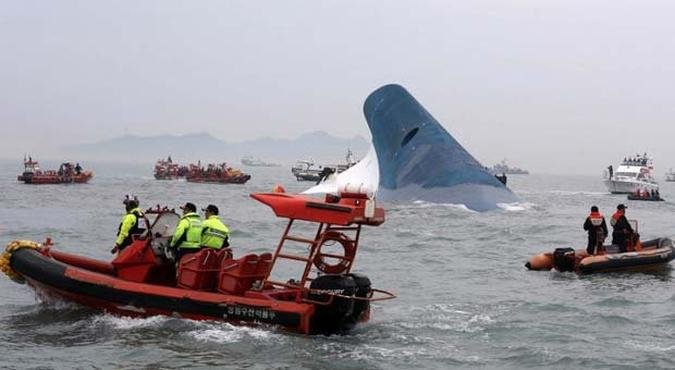Equipes de resgate procuram pelos desaparecidos, a maior parte dos passageiros eram estudantes(foto: YONHAP / AFP) Equipes de resgate procuram pelos desaparecidos, a maior parte dos passageiros eram estudantes(foto: YONHAP / AFP)