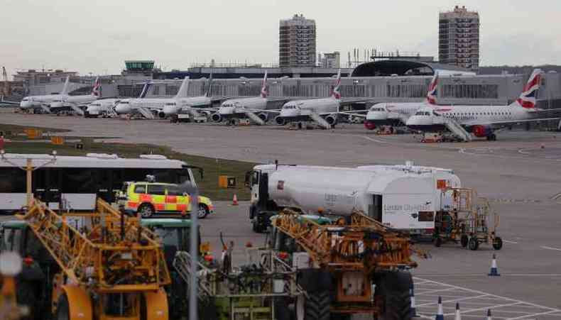 Avies so vistos na pista do aeroporto em Londres. O terminal foi fechado nesta segunda-feira enquanto militares trabalhavam para remover uma bomba alem da Segunda Guerra Mundial que foi encontrada em uma doca(foto: Daniel Leal-Olivas/AFP)