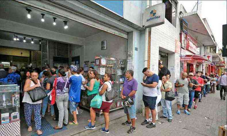 A sexta-feira foi de filas e muita esperana nas casas lotricas de Belo Horizonte diante do prmio acumulado, que pode render R$ 1 milho por ms na poupana(foto: Juarez Rodrigues/EM/D.A Press)