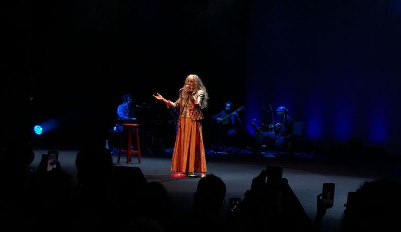 Maria Bethnia no palco
