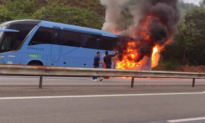 ônibus da Util em chamas