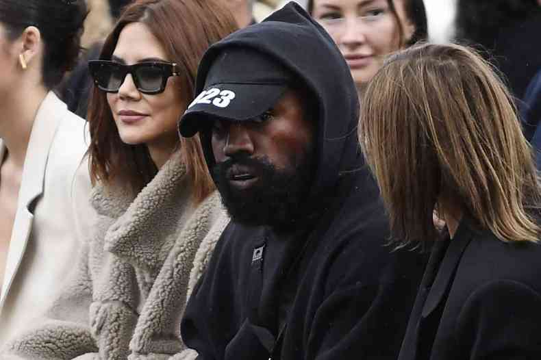 Kanye West durante desfile da Givenchy