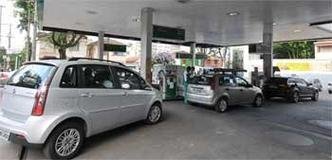 O etanol só é mais viável que a gasolina se for encontrado abaixo de R$1,975, pelo calculo de 70% do valor da gasolina (R$2,822)(foto: Marcos Michelin/EM/D.A/Press) O etanol só é mais viável que a gasolina se for encontrado abaixo de R$1,975, pelo calculo de 70% do valor da gasolina (R$2,822)(foto: Marcos Michelin/EM/D.A/Press)