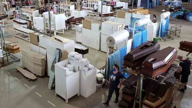 Linha de produo de caixes; setor tem corrido para dar conta do aumento da demanda(foto: Rigon)