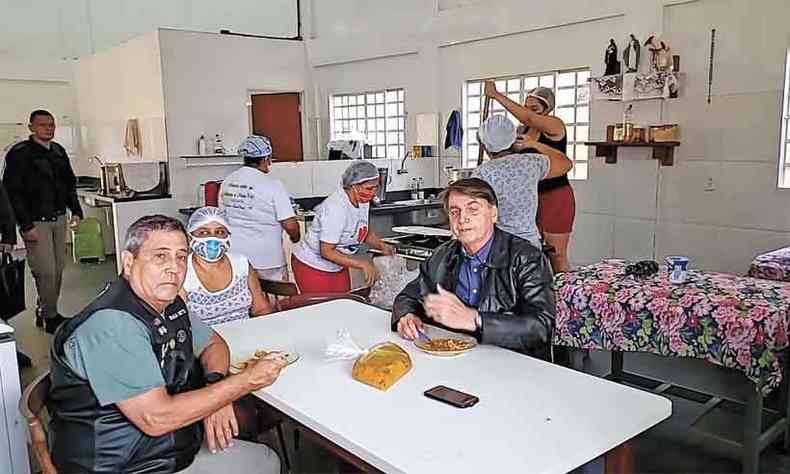 Bolsonaro e o ministro Braga Netto: presidente segue criticando as medidas de isolamento social(foto: FACEBOOK/REPRODUO)