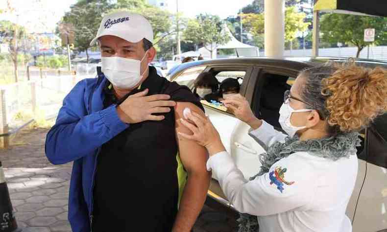 Somando todas as doses aplicadas, o Brasil administrou 1.642.746 vacinas nesta sexta-feira(foto: Edesio Ferreira/EM)