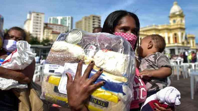 Mulher de baixa renda com filho recebe cesta bsica em Belo Horizonte