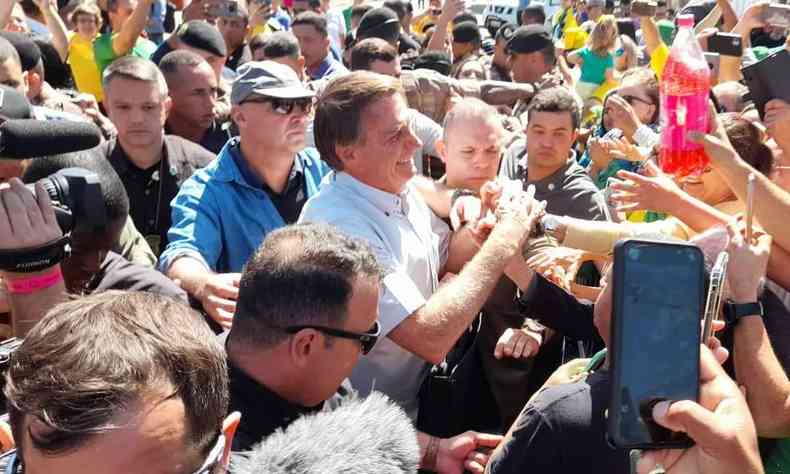 Bolsonaro com multido de apoiadores ao redor