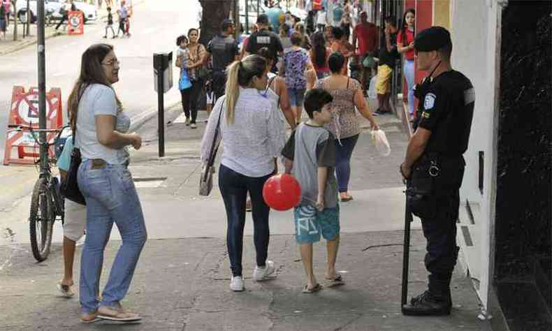 Guarda Municipal e equipes da Fiscalizao da PBH intensificaram a vigilncia nas ruas do Barreiro para impedir a volta dos ambulantes(foto: Juarez Rodrigues/EM/DA Press)